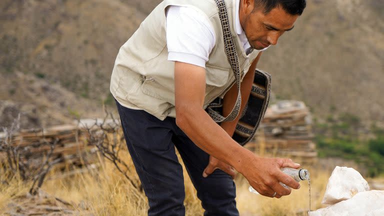 Sandro Llampa en plena "corpachada"; la ofrenda a la Pachamama al llegar a la cima