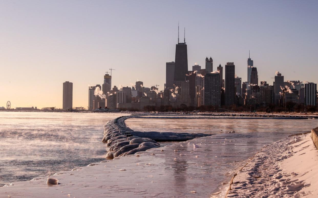 The edge of Lake Michigan turns to ice as temperatures plunge around Chicago - Anadolu