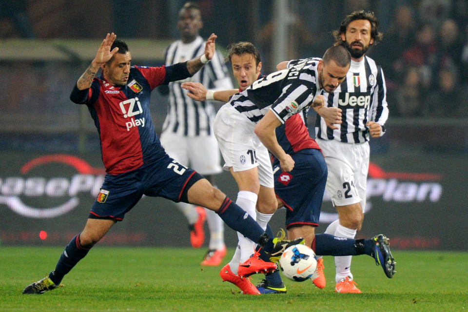 Genoa's Francelino Matuzalem Da Silva, left, vies for the ball with Juventus' Leonardo Bonucci, during a Serie A soccer match between Genoa and Juventus, at Genoa's Luigi Ferraris Stadium, Italy, Sunday, March 16, 2014. (AP Photo/Tano Pecoraro)