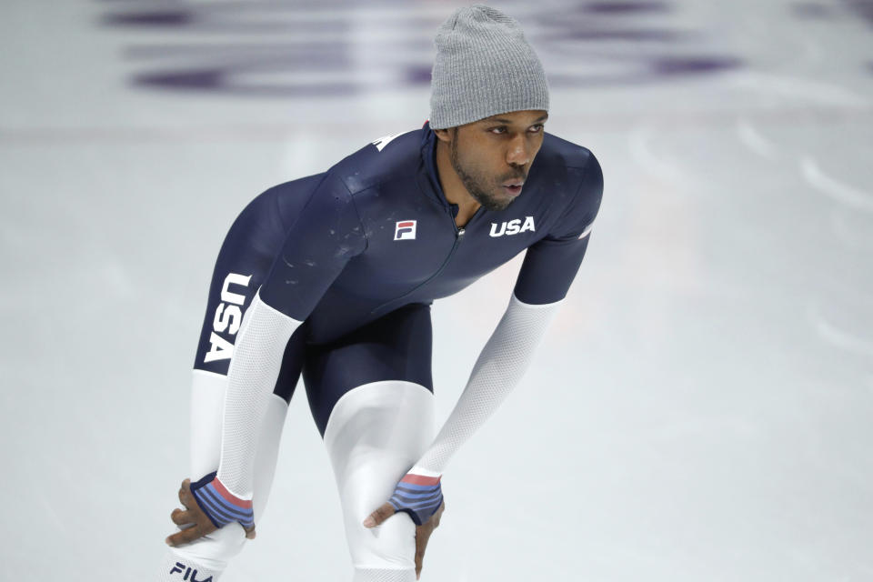 Shani Davis has shut himself off from the public since tweeting about the U.S. flag-bearer. (AP)