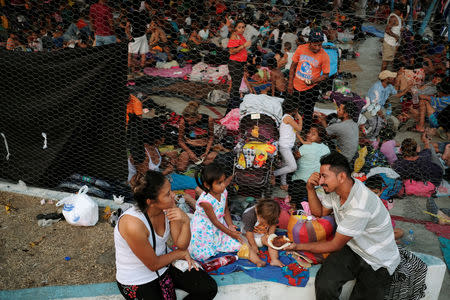 Una familia hondureña come en un refugio improvisado en Huixtla, en México, en su camino a Estados Unidos. 16 de abril de 2019. REUTERS/José Cabezas