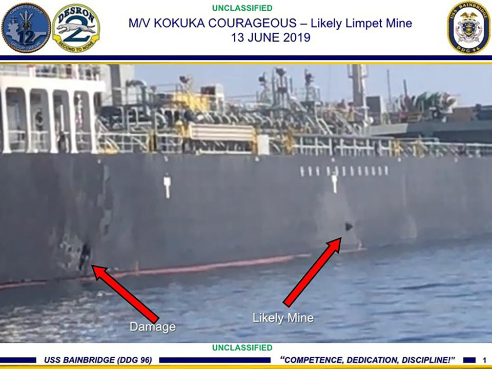 Esta imagen del 13 de junio de 2019, publicada por el Comando Central del ejército de Estados Unidos, muestra daños (a la izquierda del casco) y una presunta mina (a la derecha) en el buque Kokuka Courageous en el Golfo de Omán, cerca de la costa de Irán. (Comando Central de Estados Unidos vía AP)