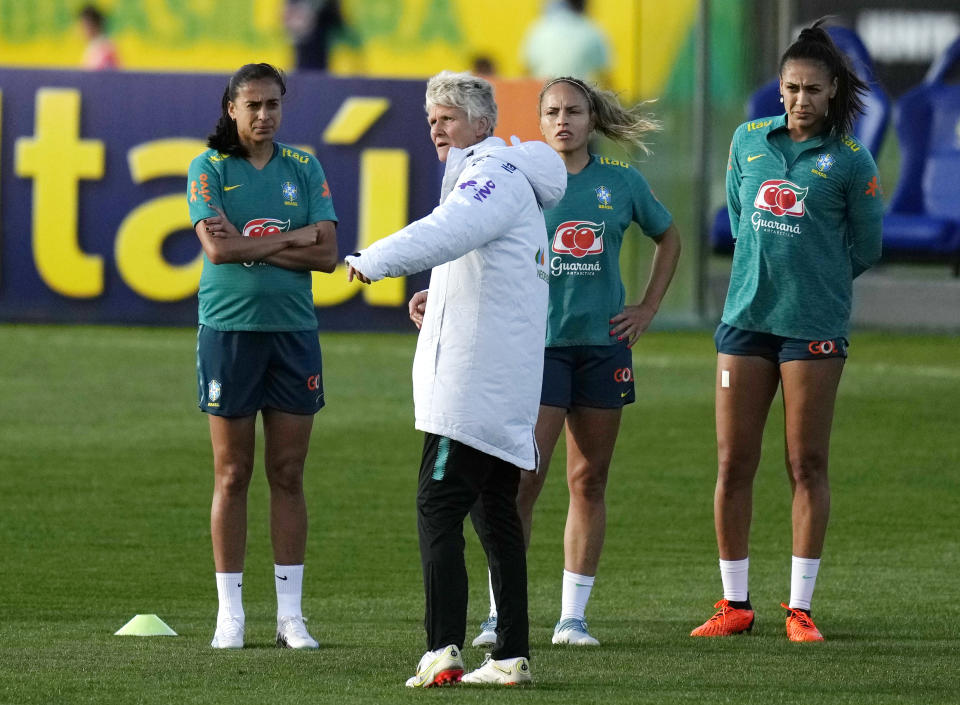 La entrenadora de la selección de fútbol de mujeres de Brasil, la sueca Pia Sundhage, al centro, da instrucciones a las jugadoras durante una práctica en el centro Granja Comary en Teresopolis, Brasil, el viernes 23 de junio de 2023, con vistas a la Copa Mundial Femenina avalada por la FIFA. (AP Foto/Silvia Izquierdo)