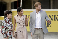 <p>Meghan lució un vestido al estilo gabardina de la emergente marca canadiense House of Nonie. </p>