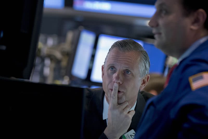 Traders work on the floor of the New York Stock Exchange January 21, 2015. REUTERS/Brendan McDermid