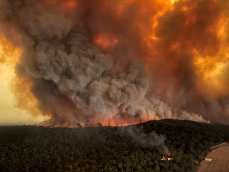 Incendios forestales en Bairnsdale, Victoria, Australia, 30 de diciembre de 2019 en esta foto obtenida de las redes sociales