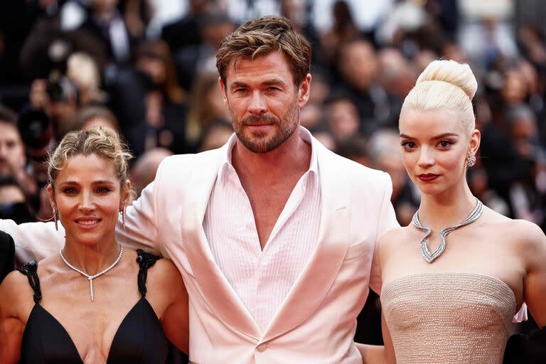 La actriz y exmodelo español Elsa Pataky, su esposo Chris Hemsworth y Anya Taylor-Joy posaron para las cámaras durante su paso por la red carpet de Cannes