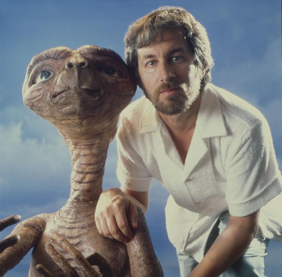 et the extra terrestrial and steven speilberg portrait session 1982