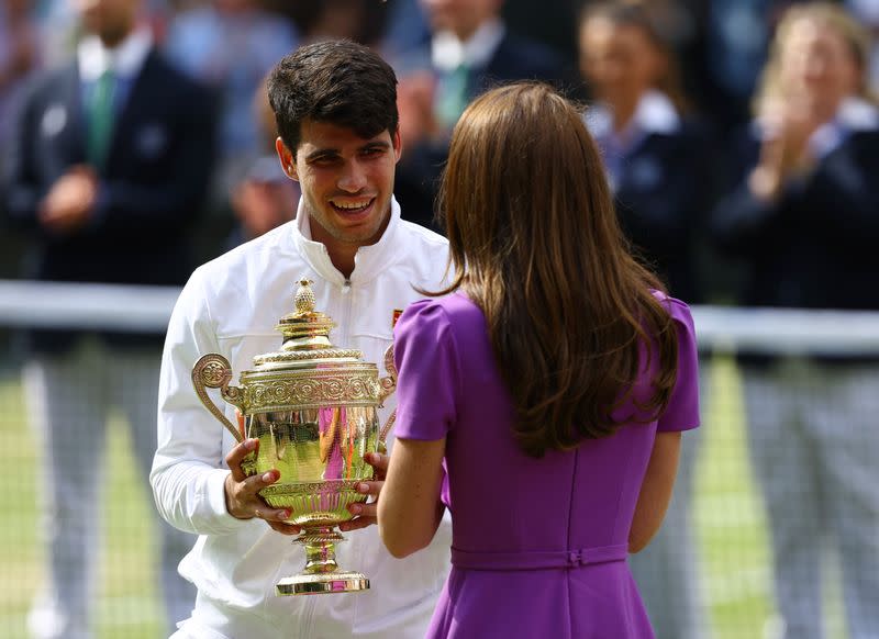 Foto del domingo del tenista español Carlos Alcaraz recibiendo el trofeo de campeón de Wimbledon de manos de la princesa Catalina de Gales