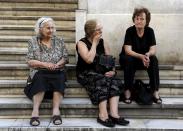 Varios pensionistas esperan en el exterior de una sucursal. Al estar a fin de mes los pensionistas han sido los más perjudicados.