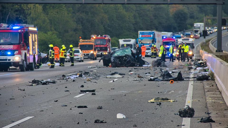 Die Autobahn 5 gleicht nach nach dem Unfall einem Trümmerfeld.