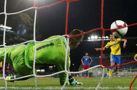 Sweden's Zlatan Ibrahimovic (R) misses a penalty shot against Liechtenstein's goalkeeper Peter Jehle during their Euro 2016 group G qualification soccer match in the Rheinpark stadium in Vaduz, Liechtenstein October 9, 2015. REUTERS/Ruben Sprich