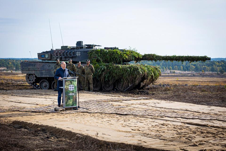 Bundeskanzler Olaf Scholz (SPD) spricht vor einem Kampfpanzer Leopard 2. - Copyright: picture alliance/dpa | Moritz Frankenberg