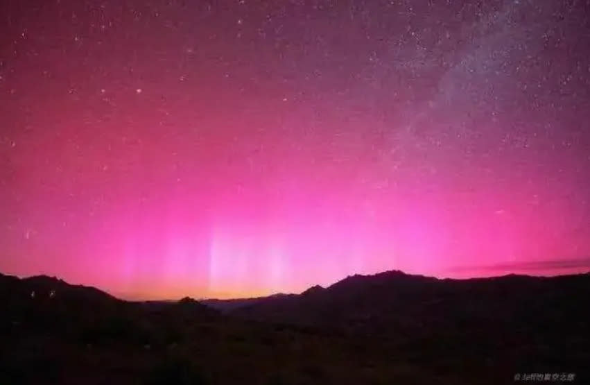 <strong>新疆阿勒泰北方天空呈現一片紅色極光。（圖／翻攝紅星新聞）</strong>