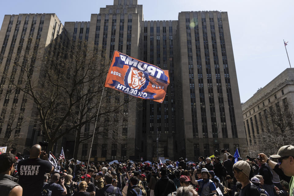 Manifestantes reunidos en una protesta celebrada en el parque Collect Pond, frente a la fiscalía de distrito de Manhattan, el martes 4 de abril de 2023, en Nueva York. La pancarta lee "Trump o muerte". (AP Foto/Stefan Jeremiah)