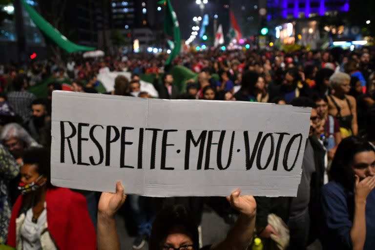 Miembros de movimientos sociales protestan en defensa de la democracia en Sao Paulo