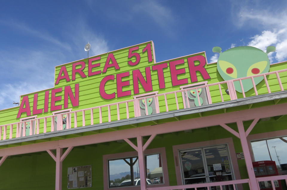 Area 51 Alien Center es una tienda, restaurante y burdel en Amargosa Valley, Nevada, que ha sido señalada punto de reunión para una "irrupción", convocada en Facebook, en la base militar Área 51, que el mito dice que es un centro secreto del gobierno de investigaciones sobre extraterrestres. Aunque algunos lo tomarán en serio, todo tiene un tono de broma y publicidad. (Sean Gallup/Getty Images)