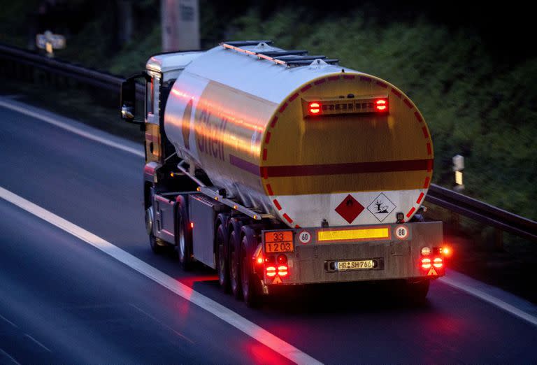 Un camión de combustible transita en una carretera en Fráncfort, Alemania, el 21 de enero de 2023. (AP Foto/Michael Probst, Archivo)