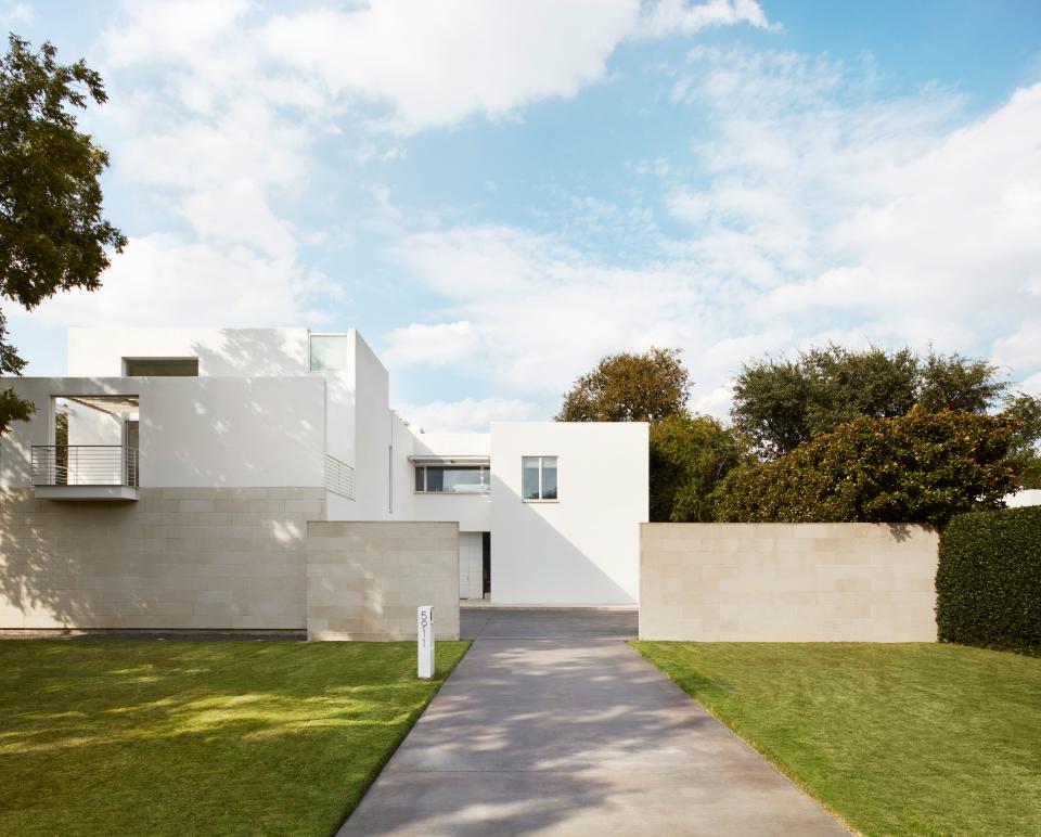 Designed by architect Lionel Morrison, the house was built in the 1990s for blue-chip art patrons Howard and Cindy Rachofsky. “They are collectors on an entirely different level from us,” says Kristen. “They are an inspiration!” (Fun fact: The Rachofskys still live in the neighborhood, in a Richard Meier–designed house down the street.)