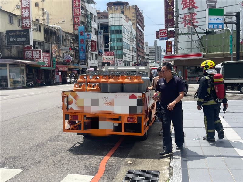 瓦斯桶從貨車車斗上掉下來，還不斷發出嘶嘶聲響。（圖／翻攝畫面）