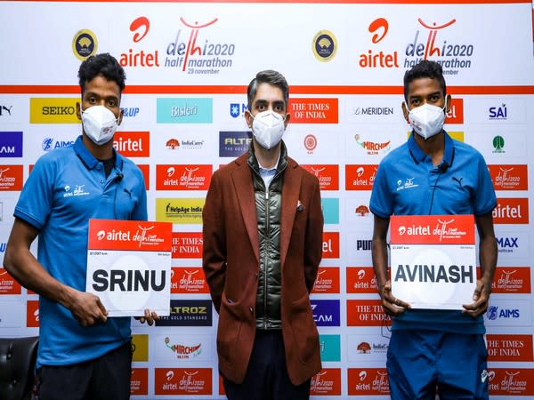 Indian athletes Srinu Bugatha (L) and Avinash Sable (R) with event ambassador Abhinav Bindra