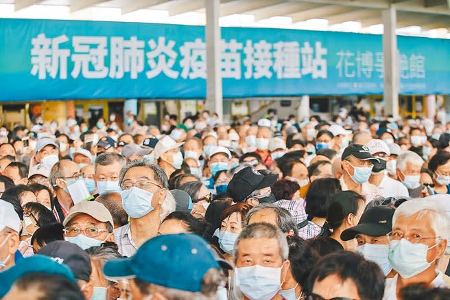 今年5月國內爆發新冠肺炎本土疫情，專家指出當時犯下錯誤，例如病床不足、上報流程複雜、藥品無法及時取得等，導致死亡病例飆高。圖為排隊打疫苗人龍塞爆，民眾不滿動線紊亂，抱怨連連。（本報資料照片）