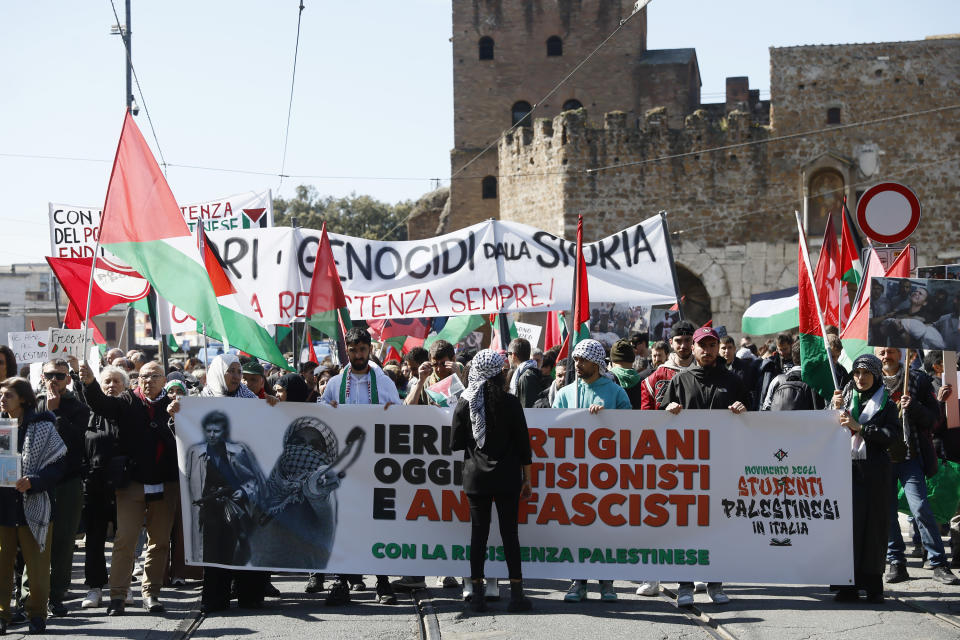 Partidarios de Palestina alzan una pancarta con la leyenda, "Ayer partisanos, hoy antisionistas y antifascistas" en una marcha por el Día de la Liberación, que conmemora la liberación de Italia de la ocupación nazi y el régimen fascista, en Roma, jueves 25 de abril de 2024. (Cecilia Fabiano/LaPresse via AP)