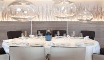 <p>Der Küchenchef Benoît und seine Frau Brigitte Violier wurden insgesamt schon mit drei Michelin-Sternen ausgezeichnet. Sie kreieren vor allem französisch beeinflusste Gerichte. 11 Gänge sind im Hôtel de Ville für rund 330 Euro zu haben. (Bild: Hôtel de Ville / Crissier) </p>
