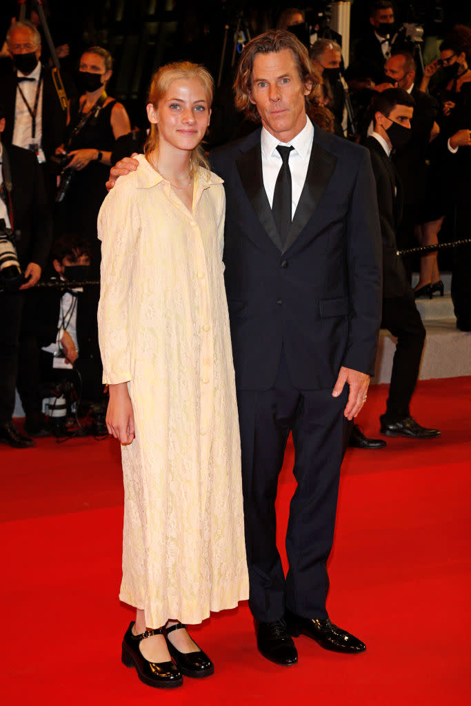 <p>Elle aussi a été très discrète. Si l'on parle au passé, c'est que la jeune femme née en 2004 est apparue pour la première fois sur le tapis rouge de Cannes, lors du Festival 2021 avant la projection du film "Flag Day" de Sean Penn, pour lequel son père, Daniel Moder, est directeur de la photographie. Elle a impressionné tous les fans de cinéma et les paparazzis en posant dans cette robe couleur chair très simple, sans apparats. Ah oui, on allait oublier le plus important : elle est aussi la fille de Julia Roberts. (crédit Getty)</p> 