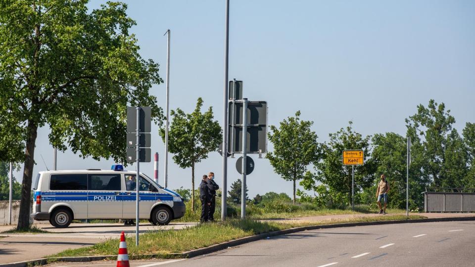 Beamte und ein Einsatzfahrzeug der Bundespolizei nahe einer Brücke am Grenzübergang nach Frankreich.