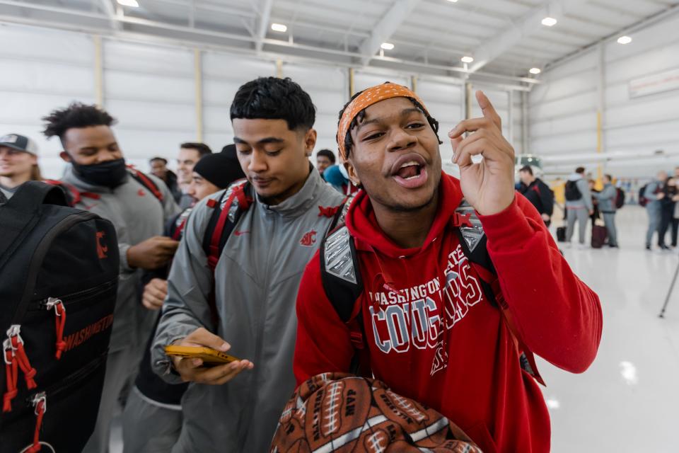 Washington State players sing along to Christmas music by a mariachi band and the Sun Bowl Association Sun Court after they arrive in El Paso on Sunday for the Tony the Tiger Sun Bowl.