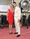 Britney Spears y Sam Asghari aprovecharon el estreno para desfilar por primera vez como pareja en una alfombra roja. El vestido de la cantante no le favorecía demasiado. (Foto: Steve Granitz / Getty Images)