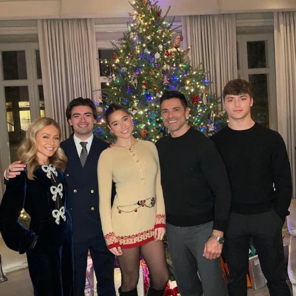 kelly ripa and mark consuelos with their children