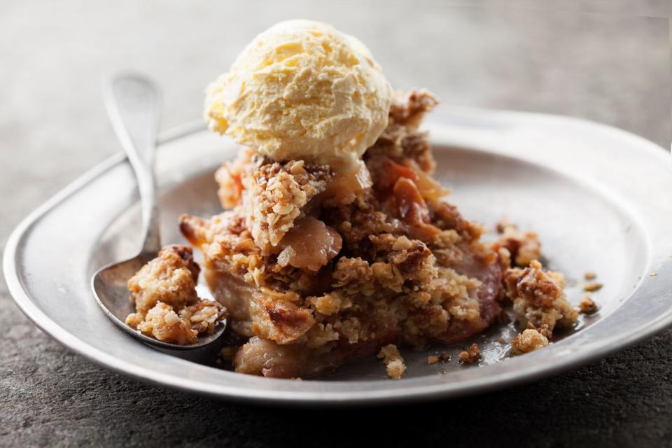 <p>Im ersten Schritt werden für einen Apple Crumble die geschnittene Äpfel mit Zucker und Zitronensaft beträufelt. Für den Teig wird Mehl mit braunem Zucker und einer Prise Salz in einer Schüssel gemischt und mit Butter schnell zu einem krümeligen Teig verknetet. Dieser wird über das Obst gestreut und bei 180 Grad im Umluftofen für 20 bis 30 Minuten gebacken. Dazu passt eine Kugel Vanilleeis. (Bild: iStock/loooby)</p> 