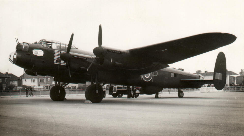 Ein Lancaster Bomber der britischen Royal Air Force. Mit ihnen wurden im Zweiten Weltkrieg riesige Fliegerbomben abgeworfen, die ganze Häuserblöcke zerstören konnten, sogenannte 