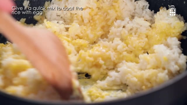 Cooking egg fried rice