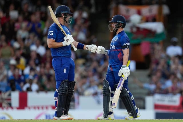 Duckett, right, put on 88 with Liam Livingstone (Ricardo Mazalan/AP)