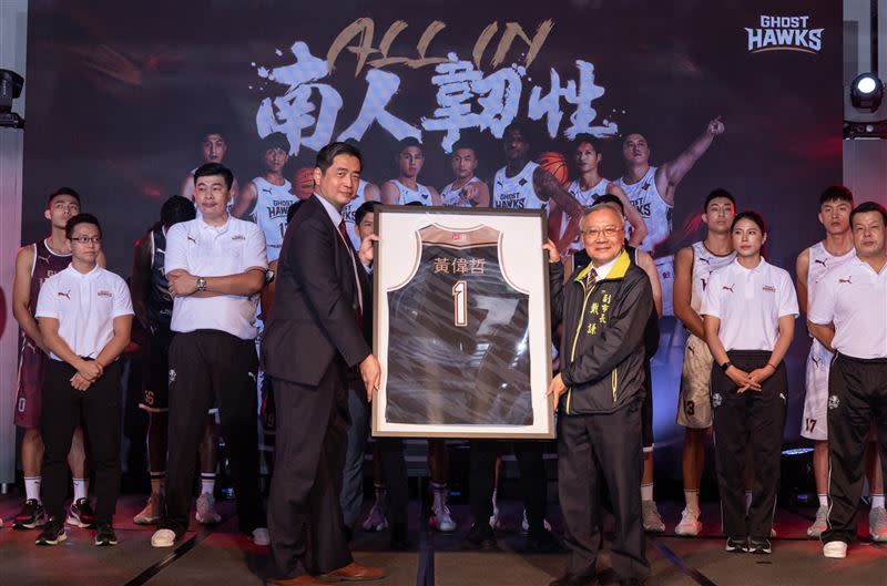 台南台灣鋼鐵獵鷹將1號球衣獻給市長黃偉哲。（圖／台南台鋼獵鷹提供）