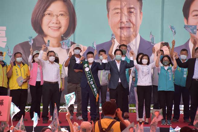 民進黨苗栗縣長參選人徐定禎競選總部，24日舉行首波造勢大會，副總統賴清德到場力挺。（謝明俊攝）