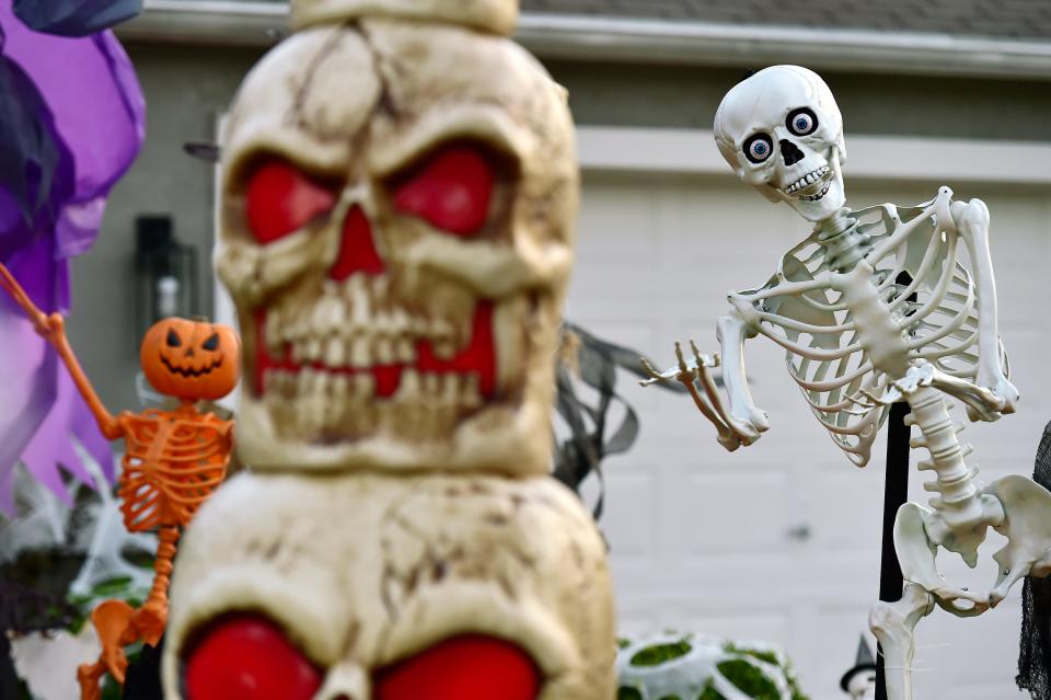 According to the TSA, artificial skeleton bones are OK to carry on an airplane.