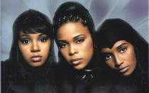 Mit vier Nummer-eins-Hits in den USA gehören TLC zu den größten, mit ihrer Mischung aus R'n'B und HipHop zu den coolsten Girlbands aller Zeiten. Gerade die Songs "Waterfalls" (1995) und "No Scrubs" (1999) dürften auch noch hierzulande in einigen Langzeitgedächtnissen verweilen. Die Gruppe trennte sich nach dem Unfalltod ihrer Rapperin Lisa "Left Eye" Lopes (links) 2002. (Bild: BMG)