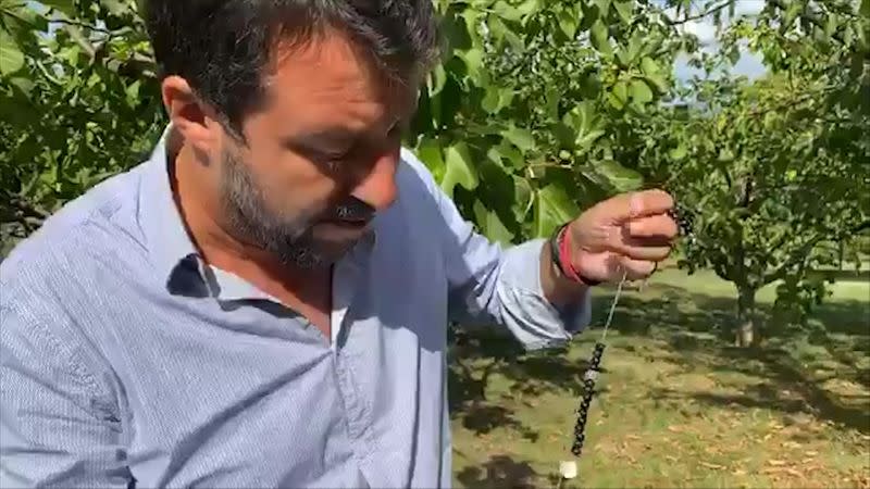 El líder del partido italiano de extrema derecha Liga, Matteo Salvini, muestra un rosario arrancado por una mujer que le agredió mientras hacía campaña en la ciudad de Pontassieve, en la región central de Toscana, durante una transmisión en vivo en su página de Facebook, desde Mugello. Italia