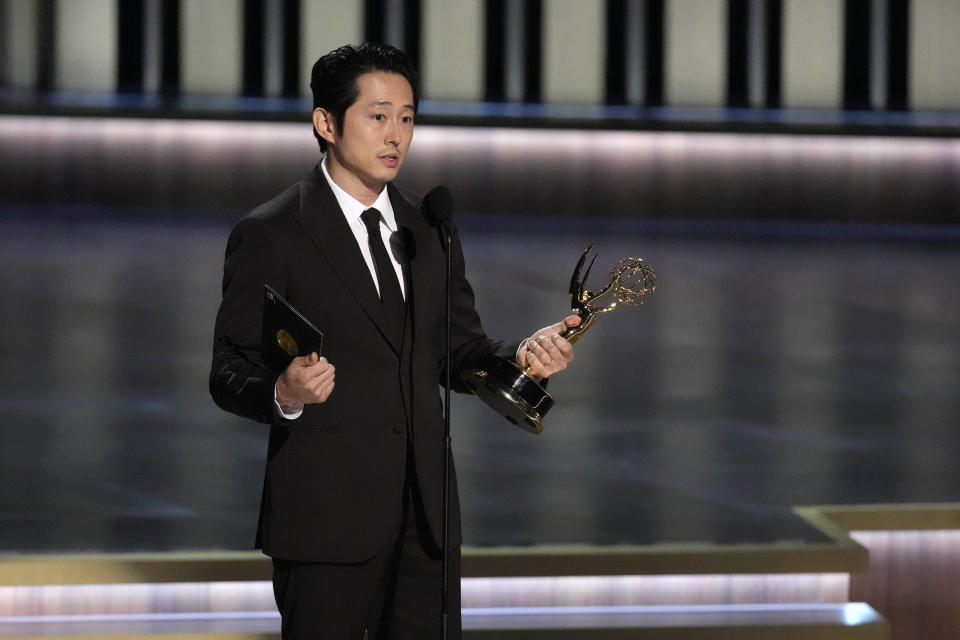 Steven Yeun recibe el premio a mejor actor de reparto en una serie limitada, antología o película para televisión por "Beef" en la 75a edición de los Premios Emmy el lunes 15 de enero de 2024 en el Teatro Peacock de Los Ángeles. (Foto AP/Chris Pizzello)