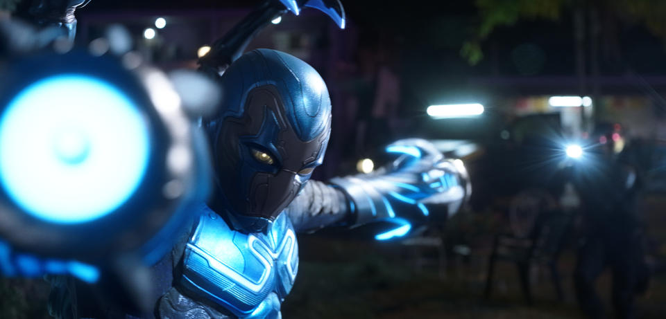 En esta imagen proporcionada por Warner Bros. Pictures, Xolo Maridueña en una escena de "Blue Beetle". (Warner Bros. Pictures via AP)