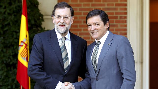 Mariano Rajoy y Javier Fernández se saludan en Moncloa.