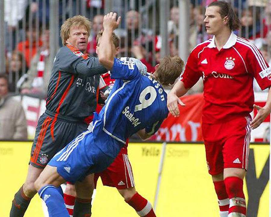 ... aber immer wieder müssen auch Mit- und Gegenspieler herhalten - hier 2007 Schalkes Sören Larsen