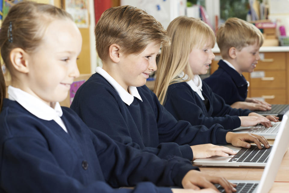 Two primary schools have extended their hours to help children catch up after losing out on their education during the pandemic. (Posed by models, Getty Images)