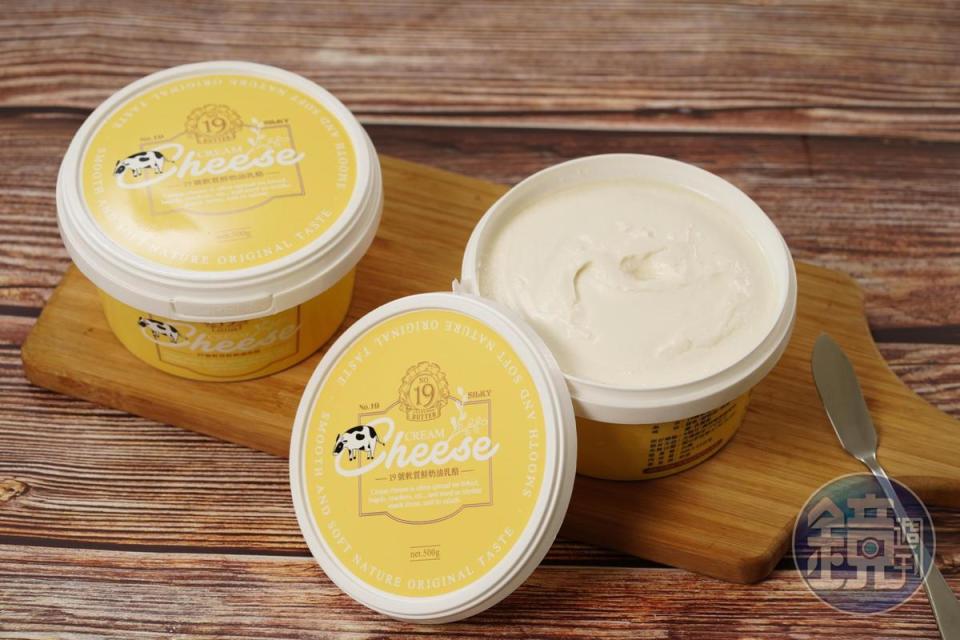 「19號軟質鮮奶油乳酪」不用退冰即可以直接用於烘焙。（270元／500g，圖片由峻鼎食品提供）