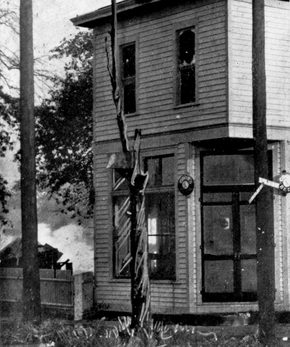 Tree where Scott Burton was lynched. (Sangamon Valley Collection / Lincoln Library)