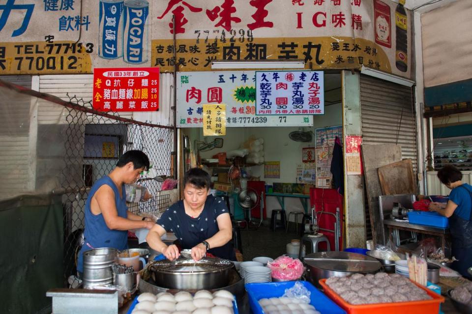 「楊州肉圓芋丸專賣店」每每不到中午就賣完。